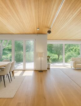 Architektonisch ansprechendes Einfamilienhaus mit großzügigem Garten und Wellnessbereich mit Pool - Lappersdorf