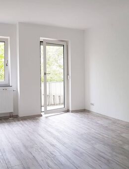 WUNDERSCHÖNE RUHIGE RENOVIERTE WOHNUNG IM EG MIT BALKON UND EINBAUKÜCHE - Fürth