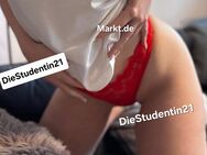 Rotes Set von Studentin - Hamburg