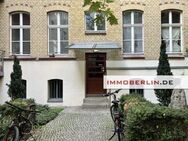 IMMOBERLIN.DE - Top-Zentrumslage: Exquisite Stuck-Altbauwohnung mit ruhigem Balkon - Berlin