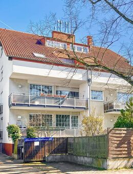 Dachgeschoss-Maisonette mit zwei Sonnenbalkonen, zwei Bädern und Pkw-Stellplatz in Ginnheim - Frankfurt (Main)