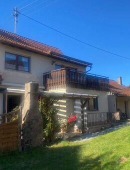 Das 2-Familienhaus mit grossem Grundstück in ruhiger Wohnlage mit Garage und viel Platz zum Wohnen. - Tiefenbronn