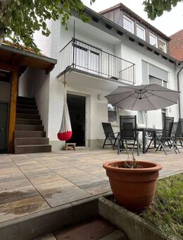 Stilvoll renoviertes Doppelhaushälfte mit herrlichem Garten in ruhiger Lage! Inkl. Doppelgarage! - Roßtal