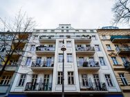 3-Zimmer-Altbauwohnung mit Balkon, Aufzug und zwei Bädern in Wassernähe. - Berlin