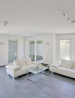 Helle Räume, weite Träume - Einfamilienhaus in Birkenfeld, Garten, Garagen, Balkone, Küche inklusive - Birkenfeld (Baden-Württemberg)