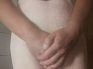 Zeigefreudiger Nudist putzt kostenlos nackt für Frauen - Halle (Saale)