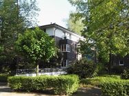 Reserviert: 3-Zimmer-Penthouse-Wohnung mit sonnigem Balkon und EBK - Hamburg