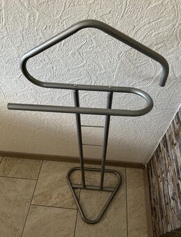 Garderobenständer*Kleiderständer*Herrendiener mit Sockenablagen*silberfarben - Korschenbroich