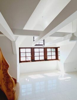 MIETE: Ober-Ingelheim, Studio-Wohnung mit 4-Zimmern, EBK und einen Stellplatz - Ingelheim (Rhein)