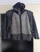 Schwarz gemusterte Strickjacke mit Kapuze - Gr. 128 - crash one in 66955