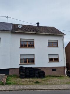 Teilrenoviertes 2 Familienhaus mit schönem Grundstück, ausbaufähiges Dachgeschoss