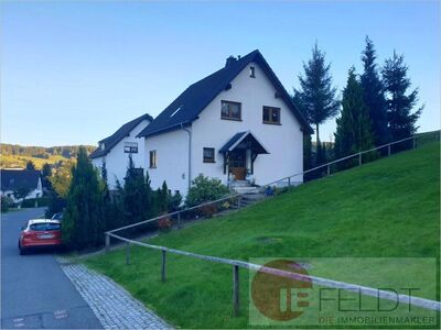 Attraktives Einfamilienhaus | Garage, Balkon, Terrasse, schöne Lage mit Aussicht