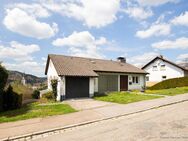 Das Galerie-Haus: Familienidylle mit Potenzial - Massives Haus mit großem Grundstück und Bachlauf - Titisee-Neustadt
