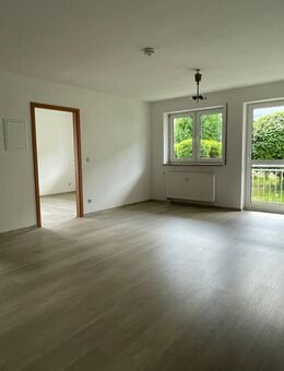TOP BEZUGSFREI! Ruhige Lage! 2-Zimmer-Erdgeschosswohnung mit Stellplatz zu verkaufen - Naunhof
