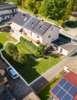 Doppelhaushälfte mit 3 Wohnungen, Solaranlage & Garten - Schönaich