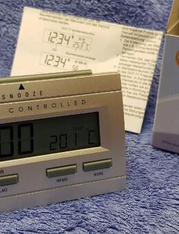LCD Funkwecker Uhr silber OV NEU - Leverkusen