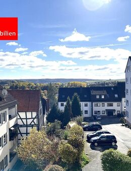 am historischen Obermarkt mit Blick über Frankenberg - Frankenberg (Eder)