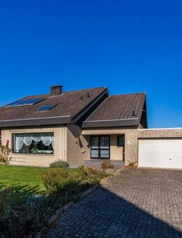 EIN- BIS ZWEIFAMILIENHAUS, SOLAR, VOLL UNTERKELLERT, DOPPELGARAGE, OFFENER KAMIN, SACKGASSENLAGE - Büren