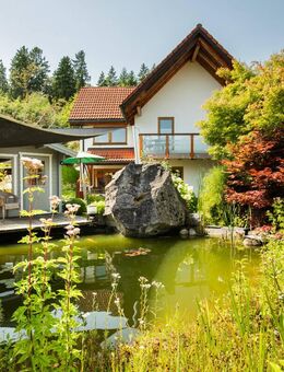 Seltenheit: Familienidyll mit Wellnessfaktor - Einfamilienhaus mit Naturteich, Sauna & Whirlpool - Schluchsee