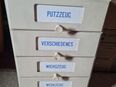 Kleiner antiker Schrank aus Holz mit Porzellanschildern in 63584