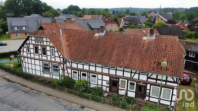 Sanierungsbedürftiges Fachwerkensemble, teilweise unter Denkmalschutz mit vier Wohneinheiten.