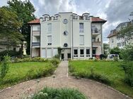 Preußisches Viertel: Helle Dachgeschoss-Wohnung mit drei Zimmern, zwei Balkonen und Lift - Dresden
