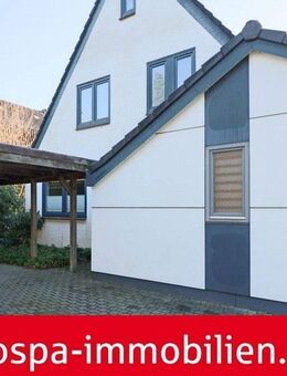 Teilweise unterkellertes Einfamilienhaus mit Carport und Terrasse in der Kreisstadt Husum - Husum (Schleswig-Holstein)