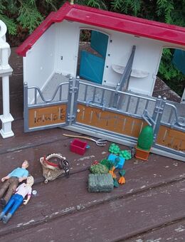 Schleich Großer Pferdehof mit Wohnhaus und Stall (42416) - Germering