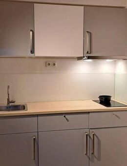 1,5-Zimmer Dachgeschosswohnung mit Einbauküche, Bad und Flur - Vaterstetten