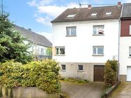 Zwei- bis Dreifamilienhaus mit Nebengebäude in sonniger Wohnlage von Elm-Sprengen - Schwalbach