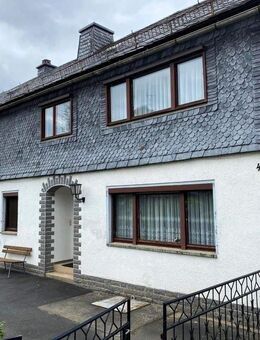 ACHTUNG NEUER PREIS! Praktisches Einfamilienhaus mit 2 getrennten Einheiten für Wohnen und Gewerbe, sowie ausreichend Nebengelass - Wurzbach