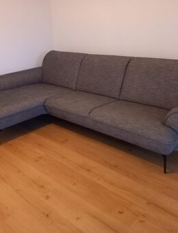 Wohnzimmercouch, Liege- und Sitzsofa mit Ottomane fast neuwertig - Parsberg