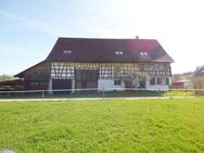 Hofstelle mit mehreren Denkmalgebäuden, Nebenanlagen und über 4.000 m² Grund im Deggenhauser Tal - Deggenhausertal
