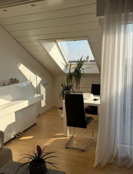 * BEGEHRTE LAGE IM WOHNGEBIET "MUCKENSTURM": Tolle 2-Zi.-DG-Wohnung mit super Dachloggia * - Stuttgart