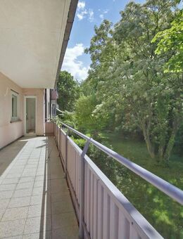 Gut geschnittene, helle 4-Zimmer-Wohnung mit großem Balkon - Ludwigsburg