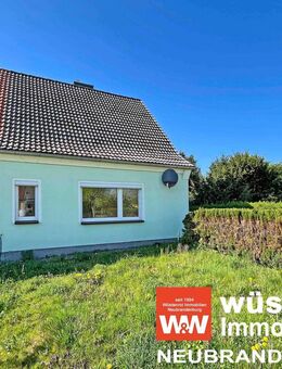 DOPPELHAUSHÄLFTE IN RUHIGER SIEDLUNG MIT NEBENGEBÄUDE + GARAGE UND GROSSEM GRUNDSTÜCK - Grimmen