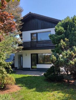 Modernisiertes Einfamilienhaus mit Garage, Garten und Photovoltaik – München-Allach - München