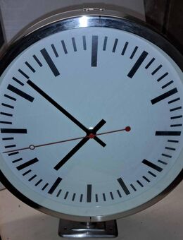 Doppelseitige Uhr - Berlin Mitte