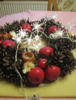 Tischkranz aus Tannenzapfen mit Beleuchtung - Ratzeburg