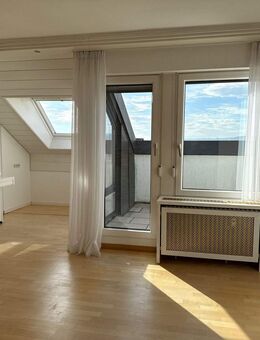 * BEGEHRTE LAGE IM WOHNGEBIET "MUCKENSTURM": Tolle 2-Zi.-DG-Wohnung mit super Dachloggia * - Stuttgart