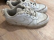 Abgetragene ausgelaufene Nike Air Force Sneakers weiß - Hamburg Altstadt