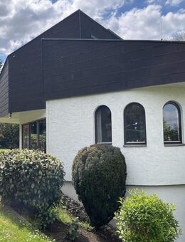 NEUER PREIS ! - Einfamilienhaus mit ELW + 2 Garagen in Halbhöhenlage oberhalb von Gerlingen - Gerlingen