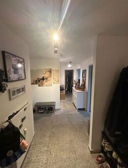 Exklusive 3-Raumwohnung, Erdgeschoss mit Terrasse und Garten, EBK und 2 Hochgaragenstellplätze - Puchheim
