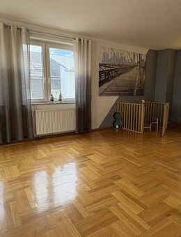 Großzügiges Mehrfamilienhaus mit Anbau, Gewerbehalle und vielseitigem Nutzungspotenzial - Ellefeld