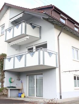 Gepflegtes Zweifamilienhaus mit zwei Garagen und großem Garten - Obernheim