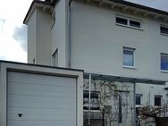 "Familienidylle pur: Entdecken Sie Ihre Traum-Doppelhaushälfte!" - Herrenberg