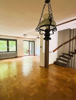 Renovierungsbedürftiges gut geschnittenes Reihenmittelhaus mit kleinem Garten - Freiburg (Breisgau)