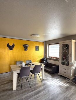 Stilvolle 4-Zimmer-Obergeschosswohnung mit 103 m², 2-Balkonen, Einbauküche, Kellerabteil und Kfz-Stellplatz in Nürnberg - Nürnberg