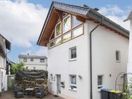 Zögern Sie nicht: Gemütliches Einfamilienhaus mit Kamin in ruhiger Innenhoflage von Altenkirchen - Braunfels