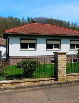 Stopp: Seltene Gelegenheit - Haus im Bungalowstil mit Ausbaupotenzial in Ebersbach (b. Döbeln) - Döbeln